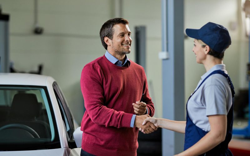Client et technicienne après une intervention